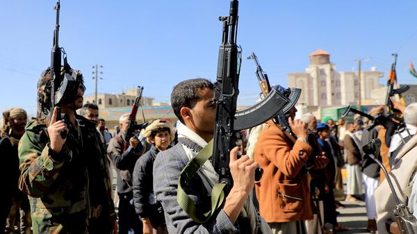 Des combattants houthis brandissent leurs armes lors d'une marche de solidarité avec le peuple palestinien à Sanaa, la capitale contrôlée par les Houthis, le 11 janvier 2024 - Sputnik Afrique