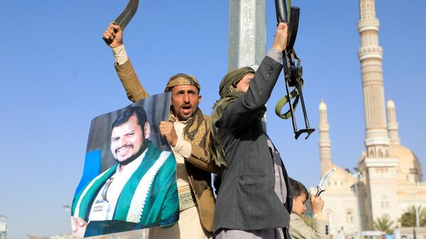 Des combattants houthis lors d'une manifestation à la suite des frappes des forces américaines et britanniques, à Sanaa, la capitale contrôlée par les Houthis, le 12 janvier 2024 - Sputnik Afrique