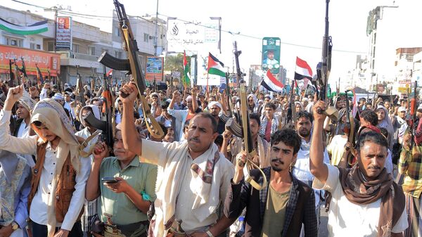 Des gens participent à une manifestation dans les rues de la ville yéménite de Hudeida, sur la mer Rouge, pour condamner les frappes nocturnes des forces américaines et britanniques contre les villes tenues par les rebelles Houthis, le 12 janvier 2024 - Sputnik Afrique