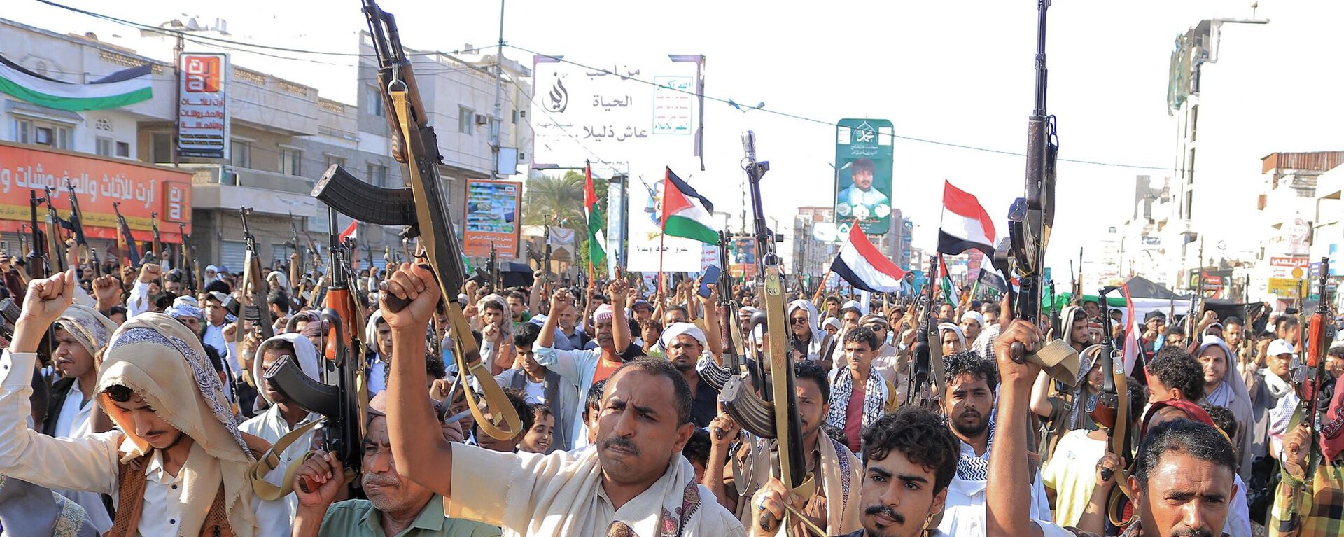 People take part in a protest in the streets of the Yemeni Red Sea city of Hudeida, to condemn the overnight US and British forces strikes on Huthi rebel-held cities, on January 12, 2024, amid ongoing battles between Israel and the militant Hamas group in Gaza.  - Sputnik Africa, 1920, 13.01.2024