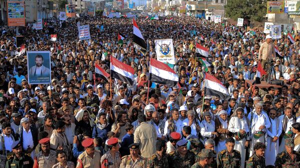 People are take to the streets of the Yemeni Red Sea city of Hudeida, to condemn the overnight US and British forces strikes on Huthi rebel-held cities, on January 12, 2024, amid ongoing battles between Israel and the militant Hamas group in Gaza.  - Sputnik Africa