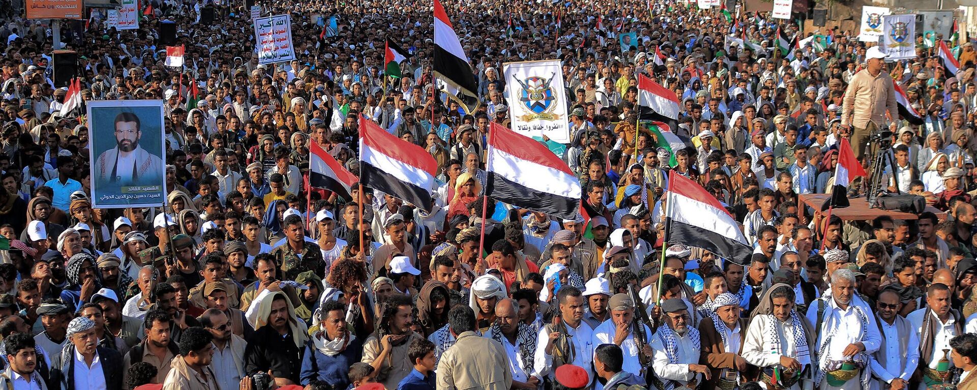 People are take to the streets of the Yemeni Red Sea city of Hudeida, to condemn the overnight US and British forces strikes on Huthi rebel-held cities, on January 12, 2024, amid ongoing battles between Israel and the militant Hamas group in Gaza.  - Sputnik Africa, 1920, 13.01.2024