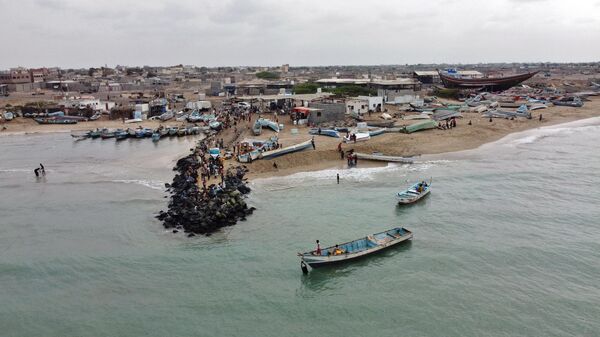 A picture taken on February 21, 2022 shows fishing boats off a beach on Yemen's Red Sea coast in the Khokha district of the war-ravaged country's western province of Hodeida - Sputnik Africa