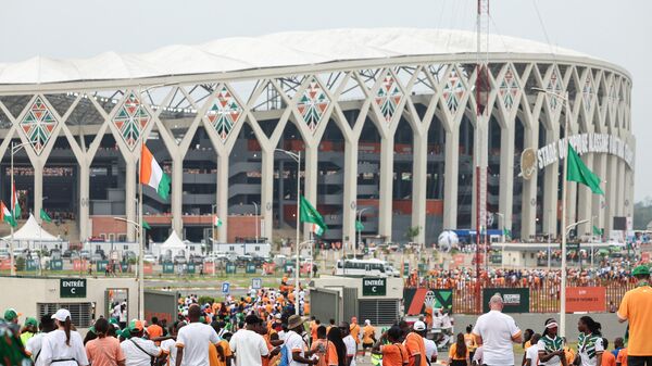 Des supporters arrivent pour assister à la cérémonie d'ouverture de la Coupe d'Afrique des Nations (CAN) 2024 au stade olympique Alassane Ouattara d'Ebimpe, Abidjan, le 13 janvier 2024. - Sputnik Afrique