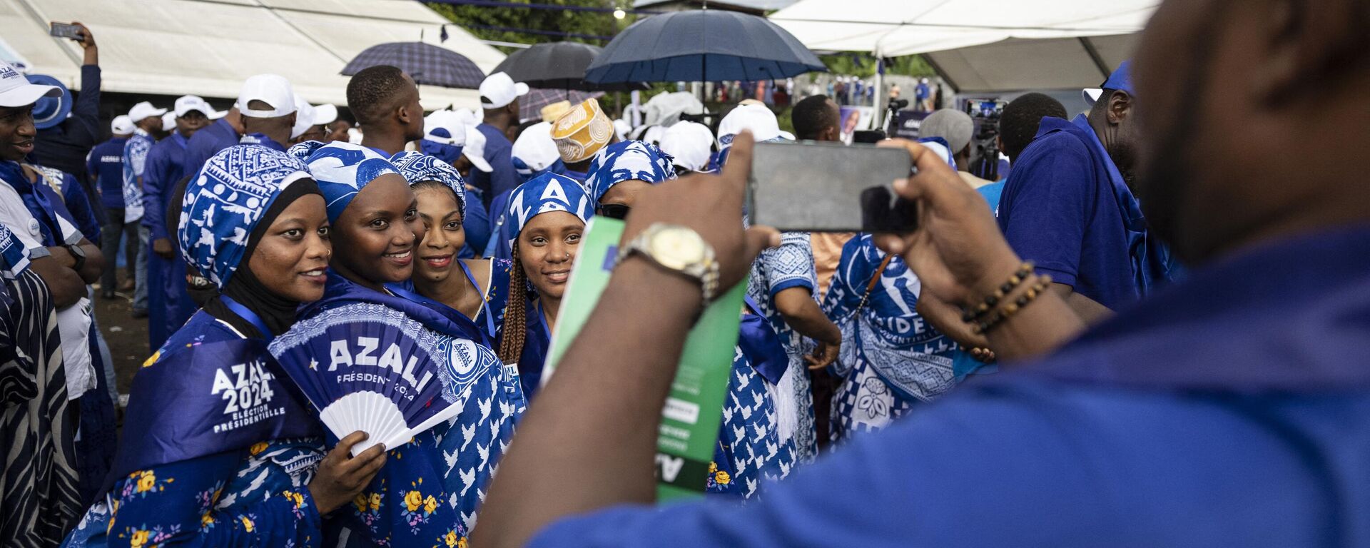 Supporters of incumbent Comoros President and presidential candidate for the Convention for the Renewal of the Comoros (CRC) party, Azali Assoumani, pose for a photograph during the last rally ahead of the presidential elections in Moroni, on January 12, 2024.  - Sputnik Africa, 1920, 14.01.2024