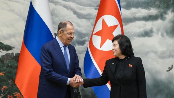 Le ministre russe des Affaires étrangères Sergueï Lavrov et la chef de la diplomatie nord-coréenne, Choe Son-hui, le 19 octobre 2023 à Pyongyang  - Sputnik Afrique