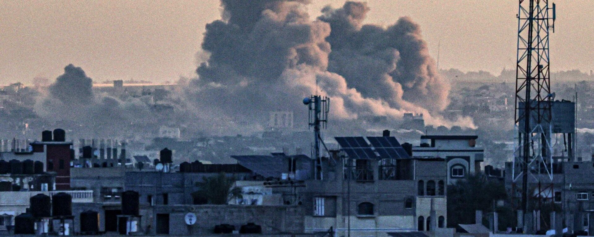 A picture taken from Rafah shows smoke billowing over Khan Yunis in the southern Gaza Strip during Israeli bombardment, as the war between Israel and the Palestinian militant group Hamas enters its 100th day on January 14, 2024 - Sputnik Africa, 1920, 14.01.2024
