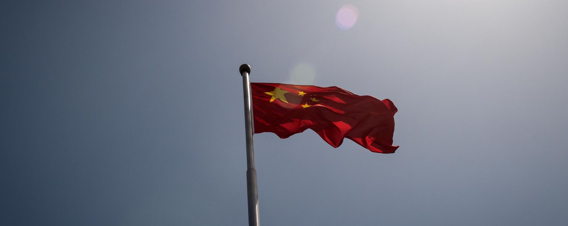 The Chinese national flag is seen at the entrance to the Zhongnanhai leadership compound in Beijing - Sputnik Africa, 1920, 14.01.2024