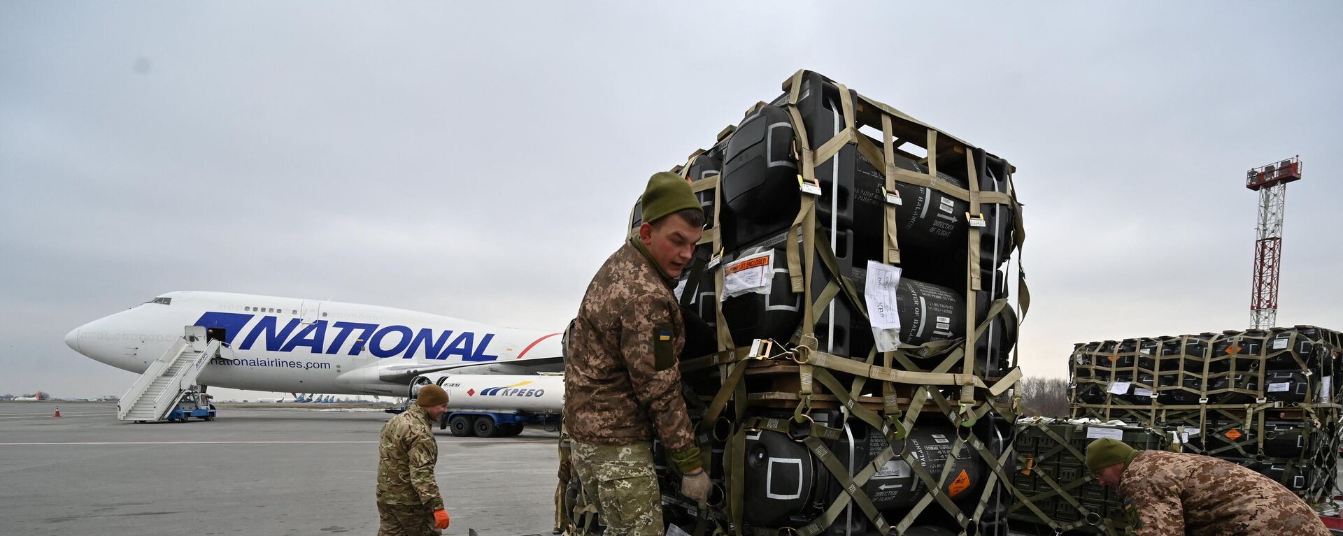 Ukrainian servicemen are at work to receive the delivery of FGM-148 Javelins, American man-portable anti-tank missile provided by US to Ukraine as part of a military support, at Kiev's airport Borispol on February 11, 2022. - Sputnik Africa, 1920, 14.01.2024