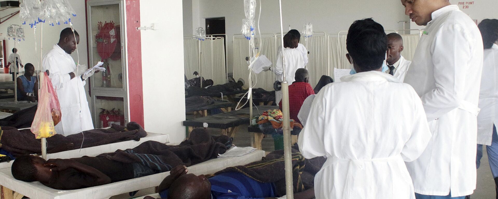 Doctors care for patients affected by Cholera at the Heroes stadium temporary transformed in a hospital on January 15, 2018 in Lusaka, Zambia.  - Sputnik Africa, 1920, 15.01.2024