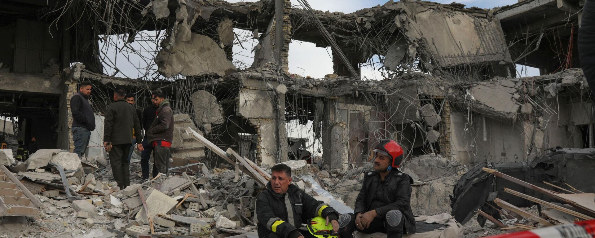 A civil defense team carries out search and rescue operations in a damaged building following a missile strike launched by Iran's Revolutionary Guard Corps (IRGC) on the Kurdistan region’s capital of Arbil, on January 17, 2024. - Sputnik Africa, 1920, 18.01.2024