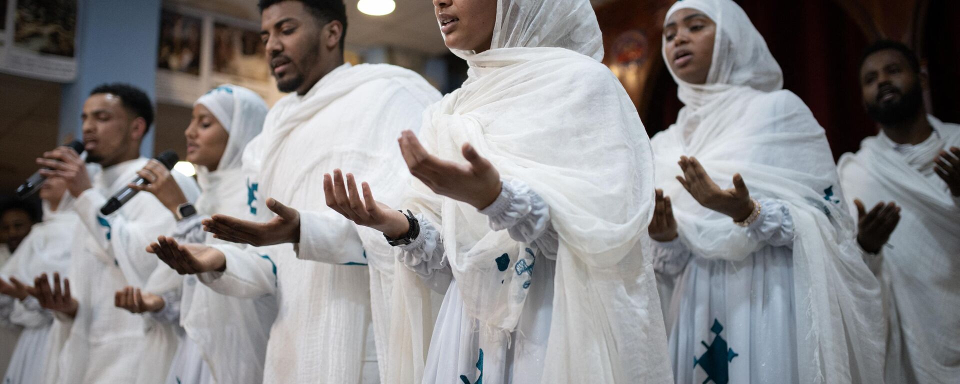 Worshipers attend a service to celebrate Timket, or the feast of Epiphany, in the Eritrean Orthodox Tewahdo church in Leeds, northern England on January 20, 2024.  - Sputnik Africa, 1920, 21.01.2024