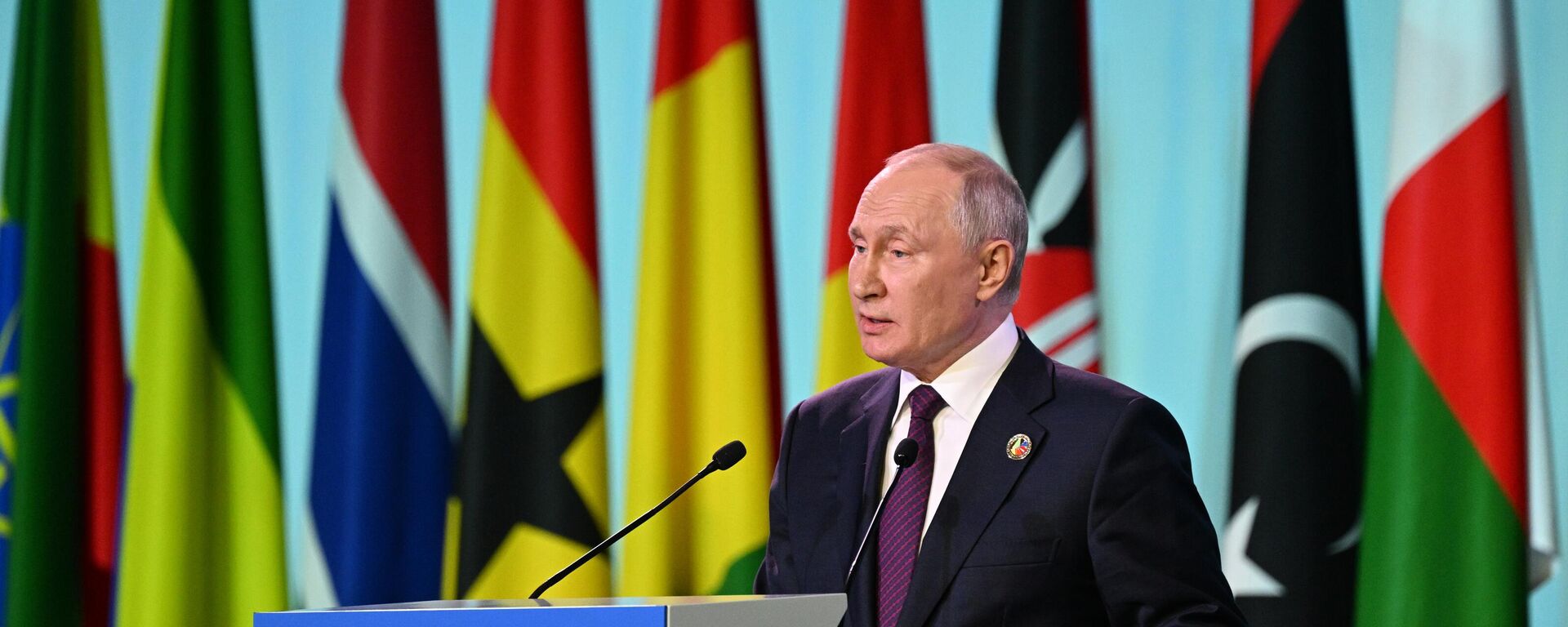 Russian President Vladimir Putin attends a joint statement with President of Comoros Azali Assoumani of the 2nd Russia-Africa Summit at the ExpoForum Congress and Exhibition Center in St. Petersburg, Russia, on Friday. July 27, 2023. - Sputnik Africa, 1920, 22.01.2024