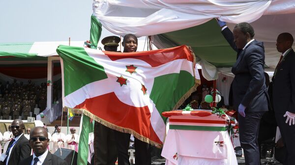 Burundi's President Evariste Ndayishimiye holds the national flag after his inauguration in Gitega, Burundi Thursday, June 18, 2020.  - Sputnik Afrique
