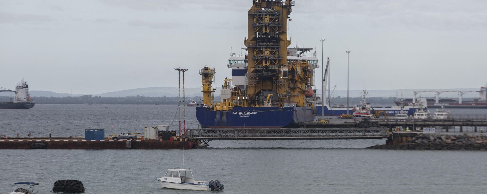 The OCSV Sapura Diamante (Offshore Construction Support Vessel), a pipe layer vessel used in offshore construction, is seen docked at the port of Pemba in Mozambique, where sailing boats are expected to arrive with people displaced from the coasts of Palma and Afungi after suffering attacks by armed groups on March 30, 2021. - Sputnik Africa, 1920, 24.01.2024