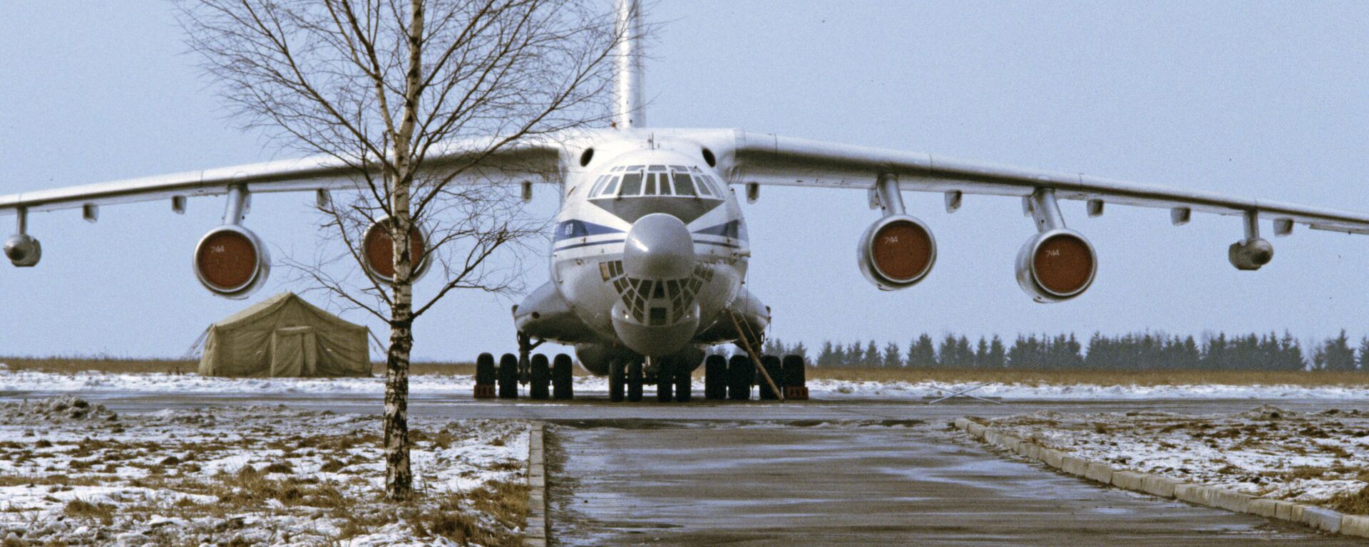An Ilyushin Il-76 cargo plane on display for a military equipment inspection conducted by CIS member country Defense Ministers and CIS Forces Commander Air Marshal Yevgeny Shaposhnikov on February 12, 1992. - Sputnik Africa, 1920, 24.01.2024