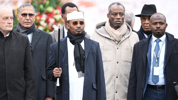 Le Président tchadien de transition, Mahamat Idriss Deby (au centre), lors de la cérémonie de dépôt de gerbes sur la Tombe du Soldat inconnu dans le jardin Alexandre à Moscou. - Sputnik Afrique