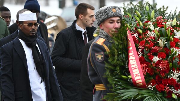 Chad's interim President Mahamat Idriss Deby, left, attends a wreath laying ceremony at the Tomb of the Unknown Soldier by the Kremlin wall in Moscow, Russia, on Wednesday, January 24, 2024. - Sputnik Africa