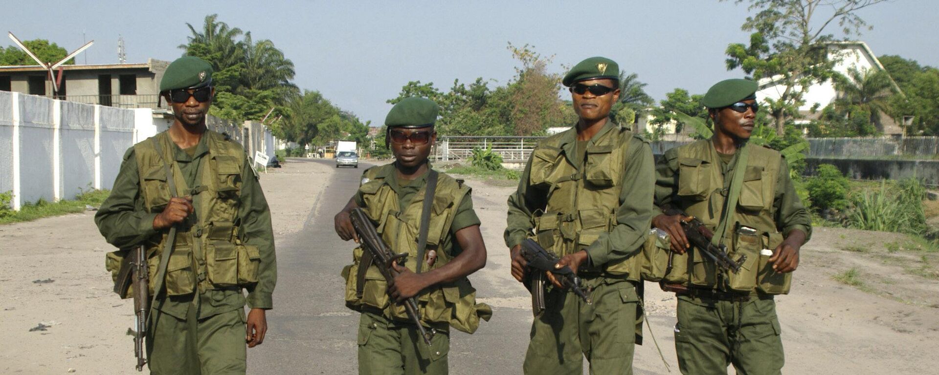 In this Oct.22 2006 file photo shot by AP contributing photographer John Bompengo, Congolese army soldiers carry guns as they walk down a street in Kinshasa, Democratic Republic of Congo - Sputnik Africa, 1920, 26.08.2024