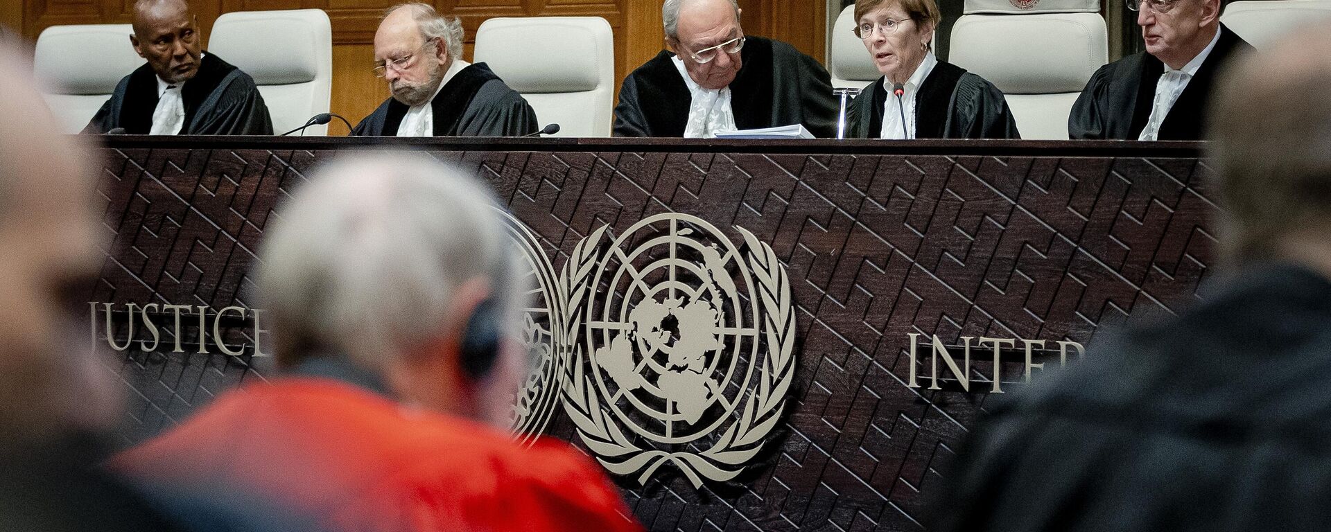 President of the International Court of Justice (ICJ) US lawyer Joan Donoghue (2R) confers with colleagues at the court in The Hague on January 12, 2024, prior to the hearing of the genocide case against Israel, brought by South Africa. - Sputnik Africa, 1920, 18.02.2024