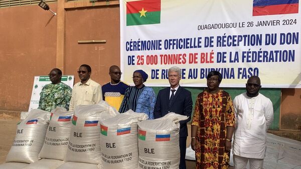 La cérémonie de réception des 25.000 tonnes de blé envoyées par la Russie au Burkina Faso à Ouagadougou. - Sputnik Afrique