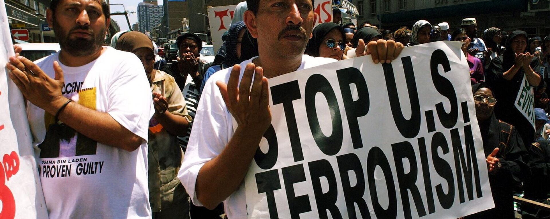 Muslim demonstrators shout anti-US slogans 27 October 2001 outside the US Embassy in Durban to protest against US strikes on Afghanistan. - Sputnik Africa, 1920, 27.01.2024