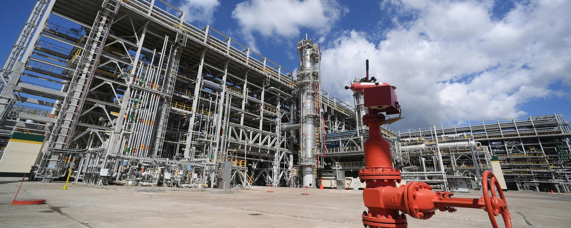 A general view shows the Taneco refining complex, owned by Russia's oil producer Tatneft, in Nizhnekamsk, the Republic of Tatarstan, Russia. - Sputnik Africa, 1920, 26.07.2024