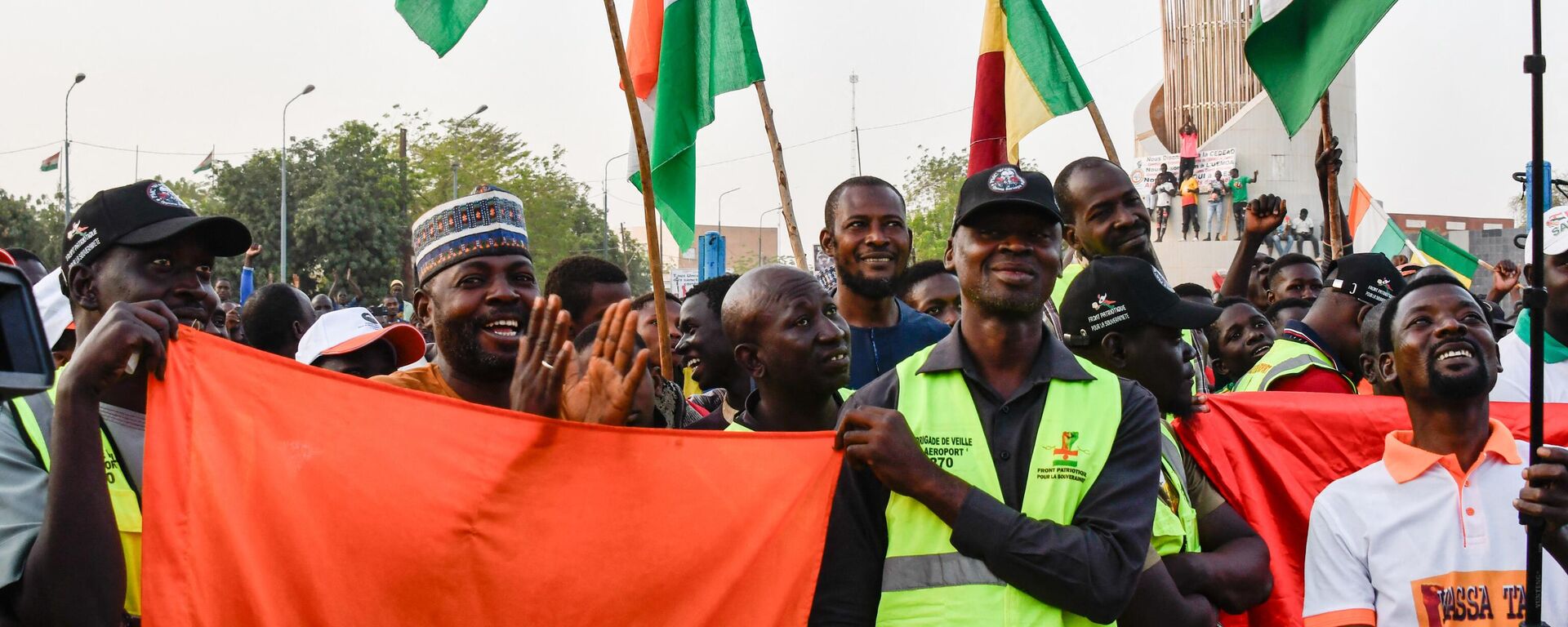 Supporters of the Alliance Of Sahel States (AES) hold up flags as they celebrate Mali, Burkina Faso and Niger leaving the Economic Community of West African States (ECOWAS) in Niamey on January 28, 2024.  - Sputnik Africa, 1920, 29.01.2024