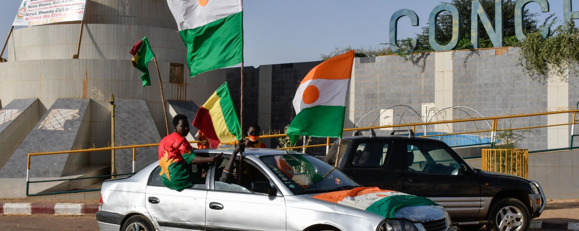 Supporters of the Alliance Of Sahel States (AES) drive with flags as they celebrate Mali, Burkina Faso and Niger leaving the Economic Community of West African States (ECOWAS) in Niamey on January 28, 2024.  - Sputnik Africa, 1920, 29.01.2024