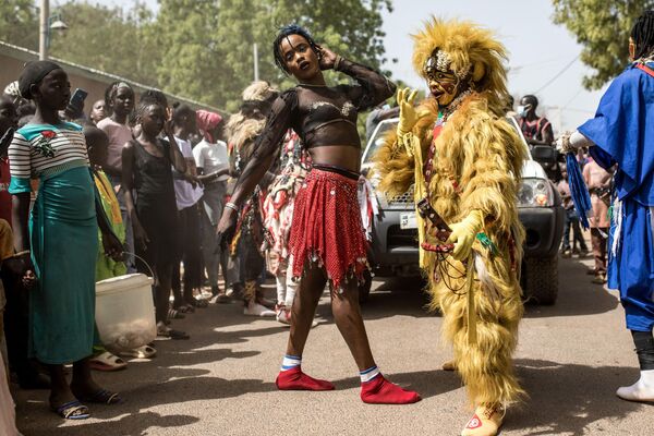 Men wearing the Simba mask, a famous Senegalese culture attire of handmade cloth, dance along the streets during the Kankurang Festival in Janjanbureh on January 27, 2024. - Sputnik Africa