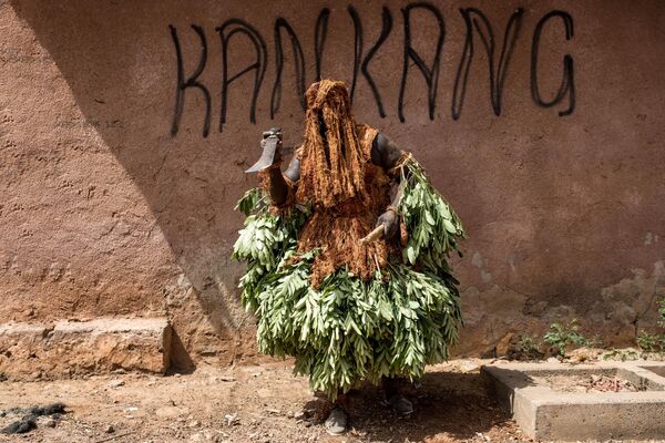 A man wears a traditional kankurang mask during the Kankurang Festival in Janjanbureh on January 27, 2024. - Sputnik Africa