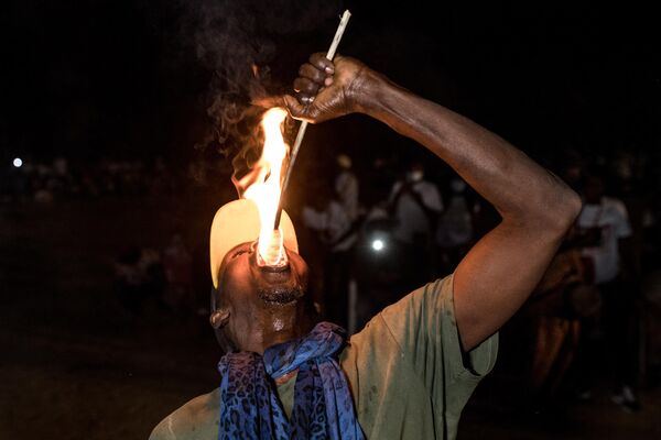A man preforms a stunt with fire during the Kankurang Festival in Janjanbureh on January 27, 2024. - Sputnik Africa