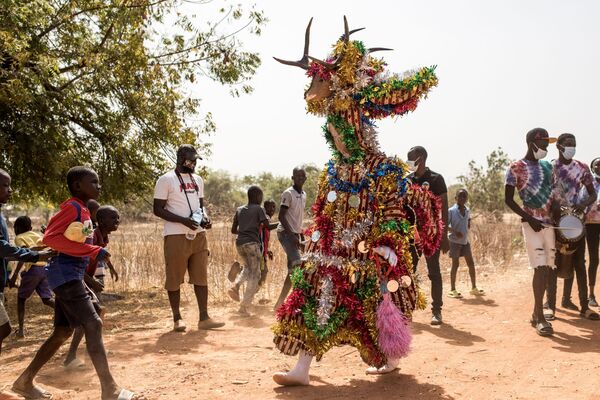 Fairy masquerade dances to drums along the streets during the Kankurang Festival in Janjanbureh on January 27, 2024. - Sputnik Africa