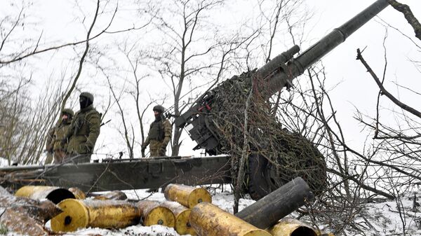 Russian artillerymen stand near a 2A65 Msta-B 152 mm towed howitzer at the firing position, as Russia's military operation in Ukraine continues, at unknown location. - Sputnik Africa