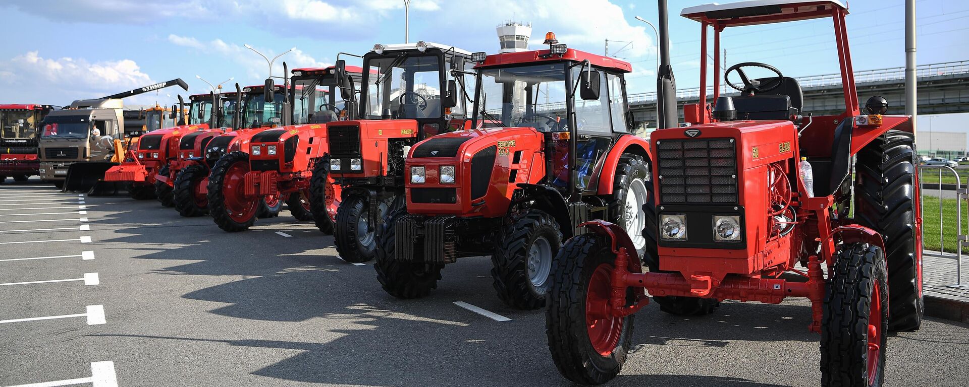 Belarusian MTZ tractors on display at the Kazan Expo Exhibition Center in Kazan, Russia, during the 14th International Economic Forum Russia - Islamic World: KazanForum on May 16, 2023. - Sputnik Africa, 1920, 30.01.2024
