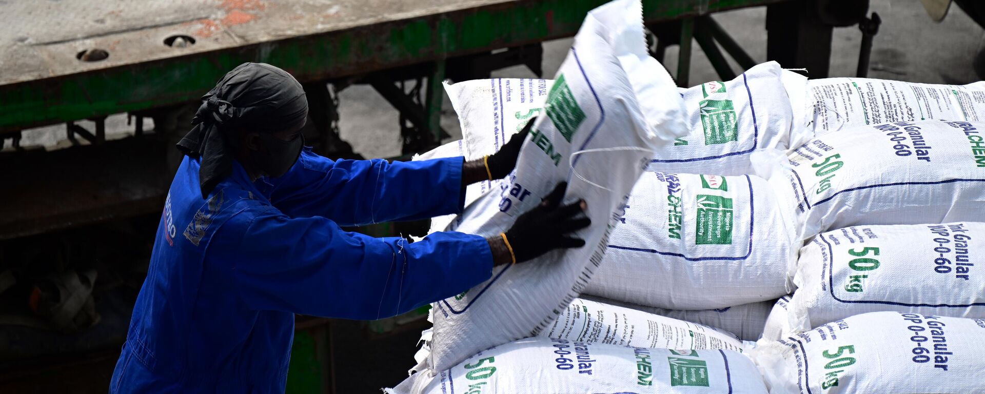 Russia's Uralchem Group, a leading global producer of mineral fertilizers, commences the unloading of a substantial humanitarian cargo, comprising 34,000 tonnes of potash, at Nigeria’s port of Onne on Wednesday, January 31, 2024. - Sputnik Africa, 1920, 31.01.2024