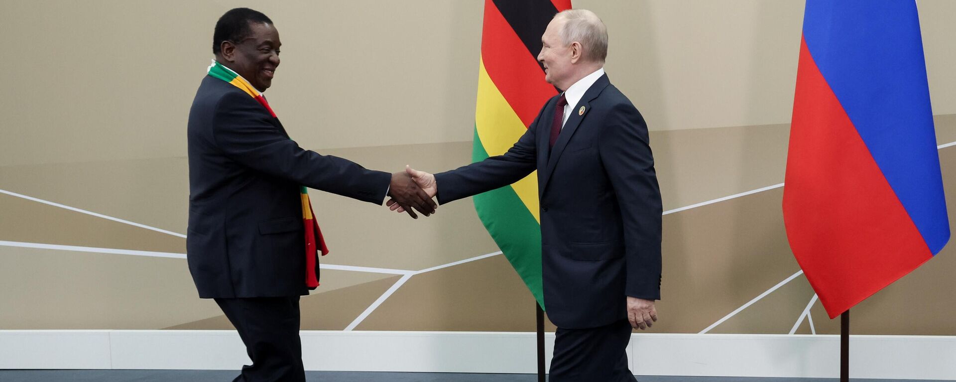Russian President Vladimir Putin shakes hands with Zimbabwean President Emmerson Mnangagwa before a meeting on the sidelines of the 2nd Russia-Africa Summit and Economic and Humanitarian Forum at the ExpoForum Congress and Exhibition Center in St. Petersburg, Russia, on July 27, 2023. - Sputnik Africa, 1920, 21.03.2024