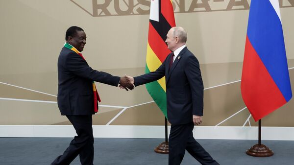 Russian President Vladimir Putin shakes hands with Zimbabwean President Emmerson Mnangagwa before a meeting on the sidelines of the 2nd Russia-Africa Summit and Economic and Humanitarian Forum at the ExpoForum Congress and Exhibition Center in St. Petersburg, Russia, on July 27, 2023. - Sputnik Afrique