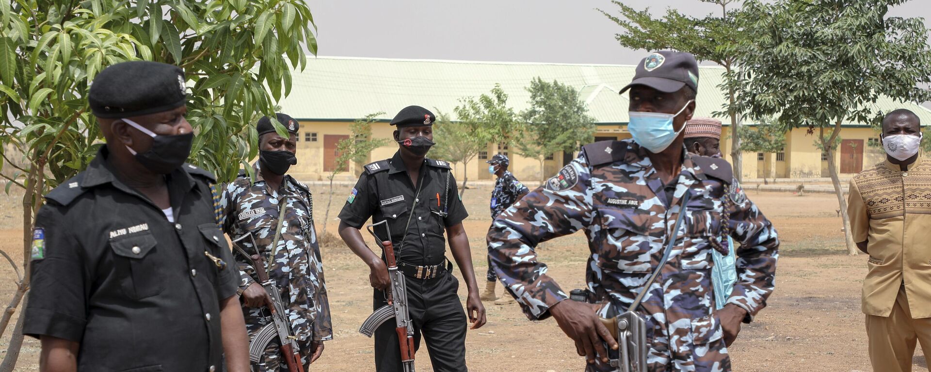 Security forces guard the Government Girls Junior Secondary School where more than 300 girls were abducted by gunmen on Friday, in Jangebe town, Zamfara state, northern Nigeria Sunday, Feb. 28, 2021. - Sputnik Africa, 1920, 01.02.2024