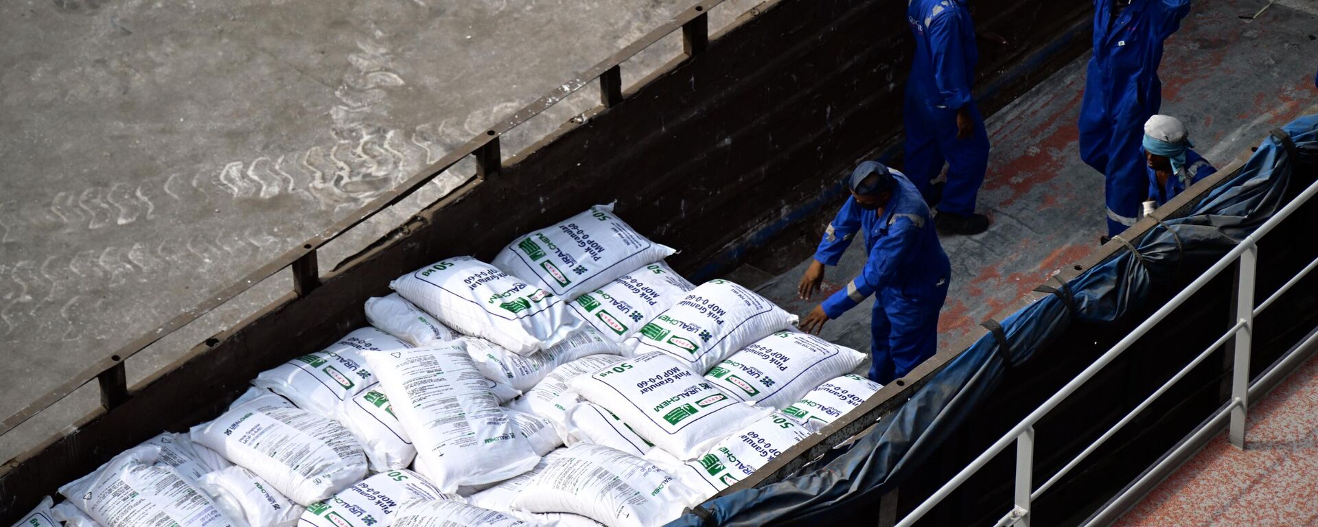Russia's Uralchem Group, a leading global producer of mineral fertilizers, commences the unloading of a substantial humanitarian cargo, comprising 34,000 tonnes of potash, at Nigeria’s port of Onne on Wednesday, January 31, 2024. - Sputnik Africa, 1920, 01.02.2024