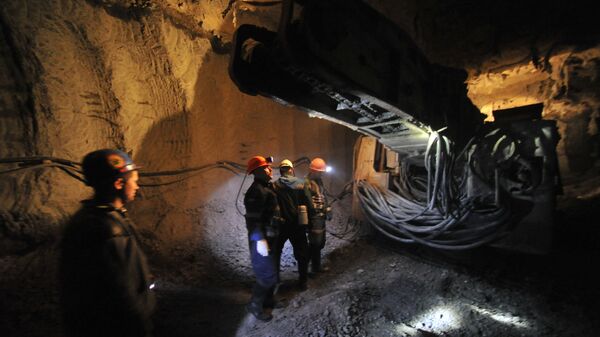 Extracting diamond-bearing kimberlite ore at ALROSA's Internatsionalny diamond field in Mirny, Republic of Sakha (Yakutia) - Sputnik Africa