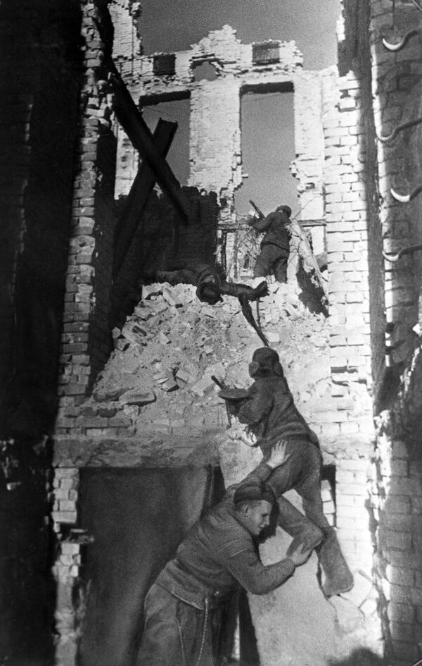 Soviet soldiers during street fighting in Stalingrad. - Sputnik Africa