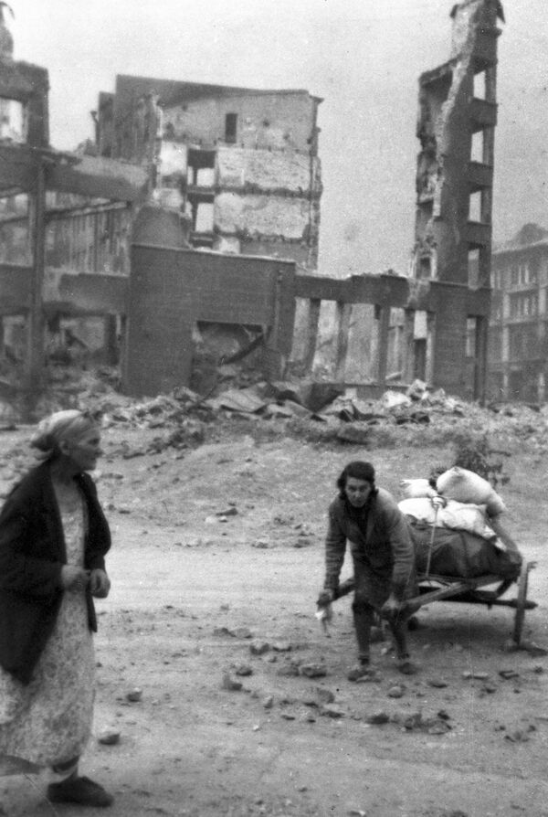 Battle of Stalingrad. Residents of the city seek refuge in the destroyed city after a massive raid by Nazi aircraft. - Sputnik Africa
