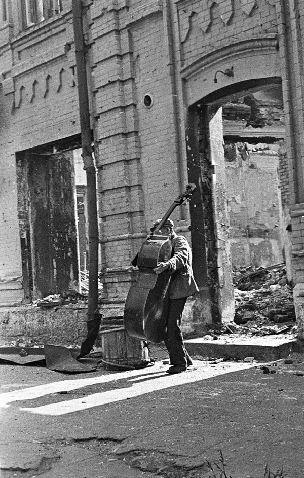 A musician on the street of destroyed Stalingrad. - Sputnik Africa