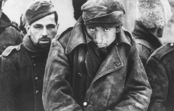 In this file photo taken in Feb. 19, 1943, German and other Axis soldiers captured at Stalingrad, Russia, huddle against sharp winds. - Sputnik Africa