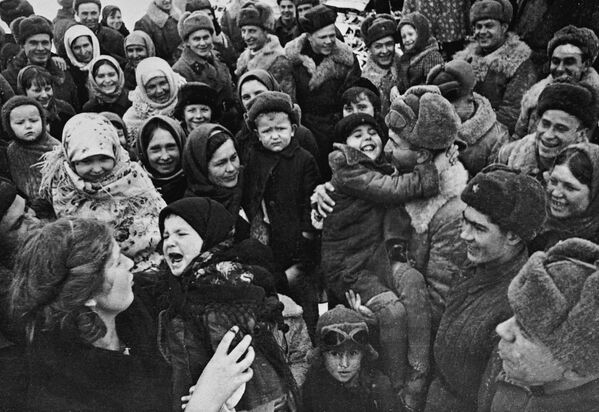 The population of Stalingrad greets the liberators. - Sputnik Africa