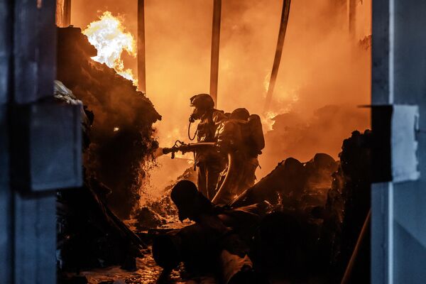 Firemen fight a blaze following a series of explosions in the Embakasi area of Nairobi, Kenya on February 2, 2024.  - Sputnik Africa