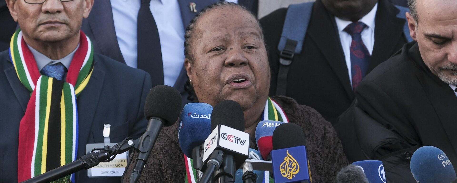 South Africa's Foreign Minister Naledi Pandor, centre, addresses reporters after session of the International Court of Justice, or World Court, in The Hague, Netherlands, Friday, Jan. 26, 2024.  - Sputnik Africa, 1920, 02.02.2024