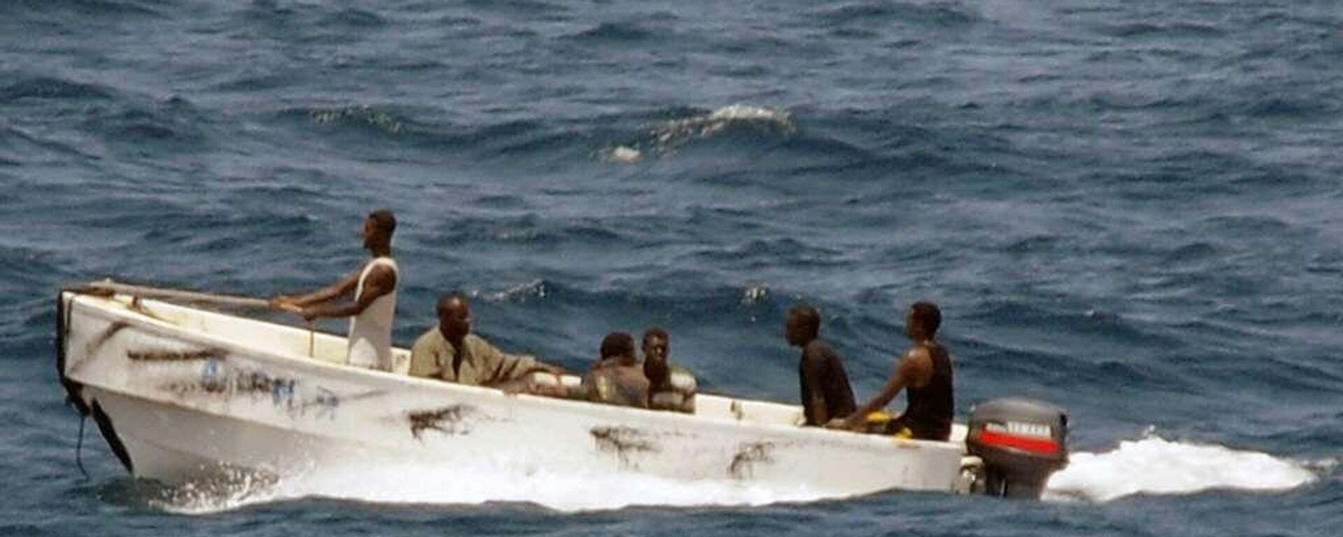 Pirates transiting from MV Faina to shore  - Sputnik Africa, 1920, 03.02.2024