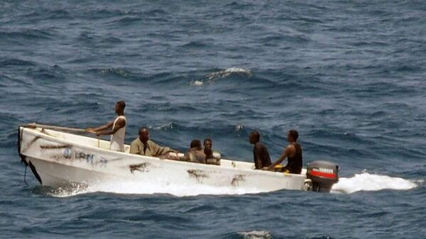 Pirates transiting from MV Faina to shore  - Sputnik Africa